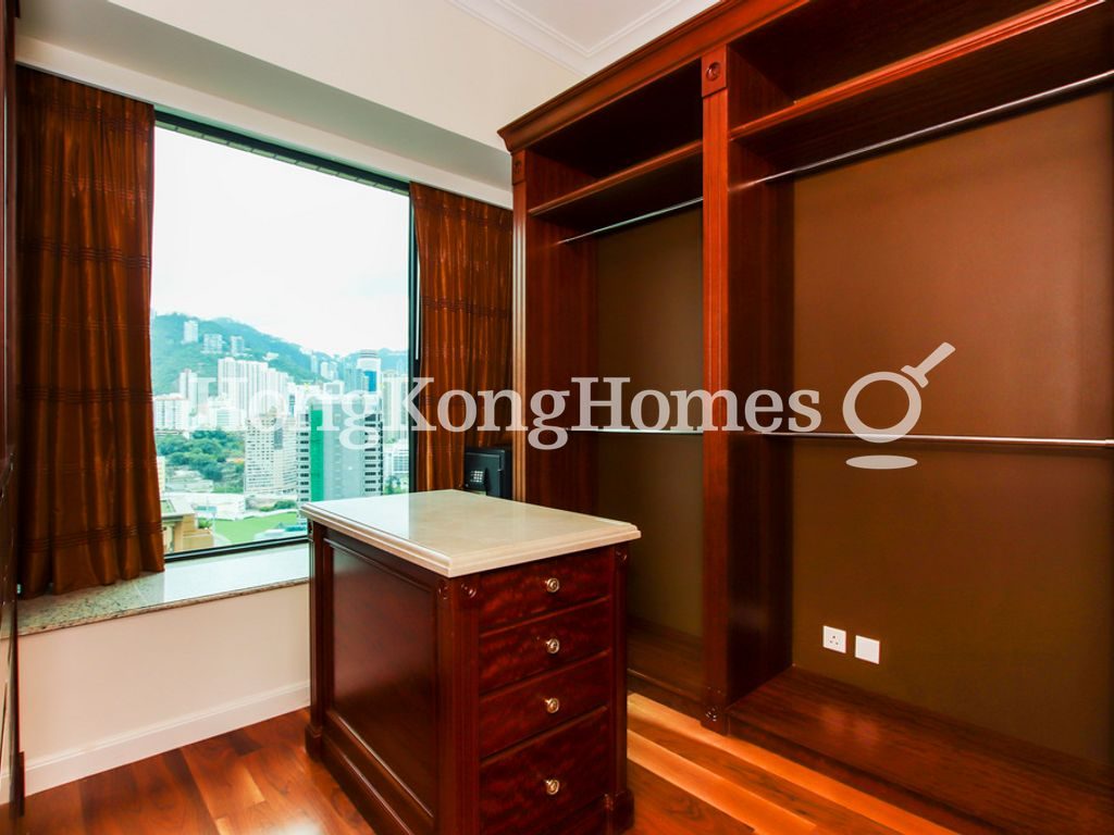 Walk-in Closet in Master Bedroom — 禮頓山 - 第05座，跑馬地