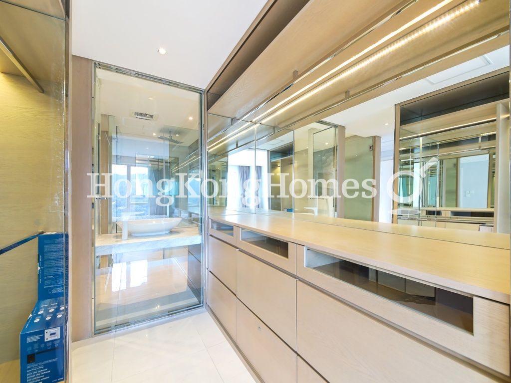 Walk-in Closet in Master Bedroom — Guildford Court，山頂