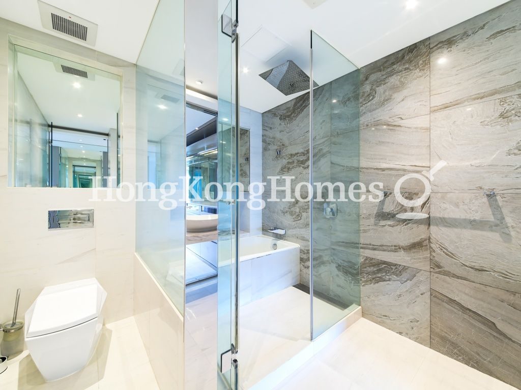 Master Bathroom — Guildford Court，山頂