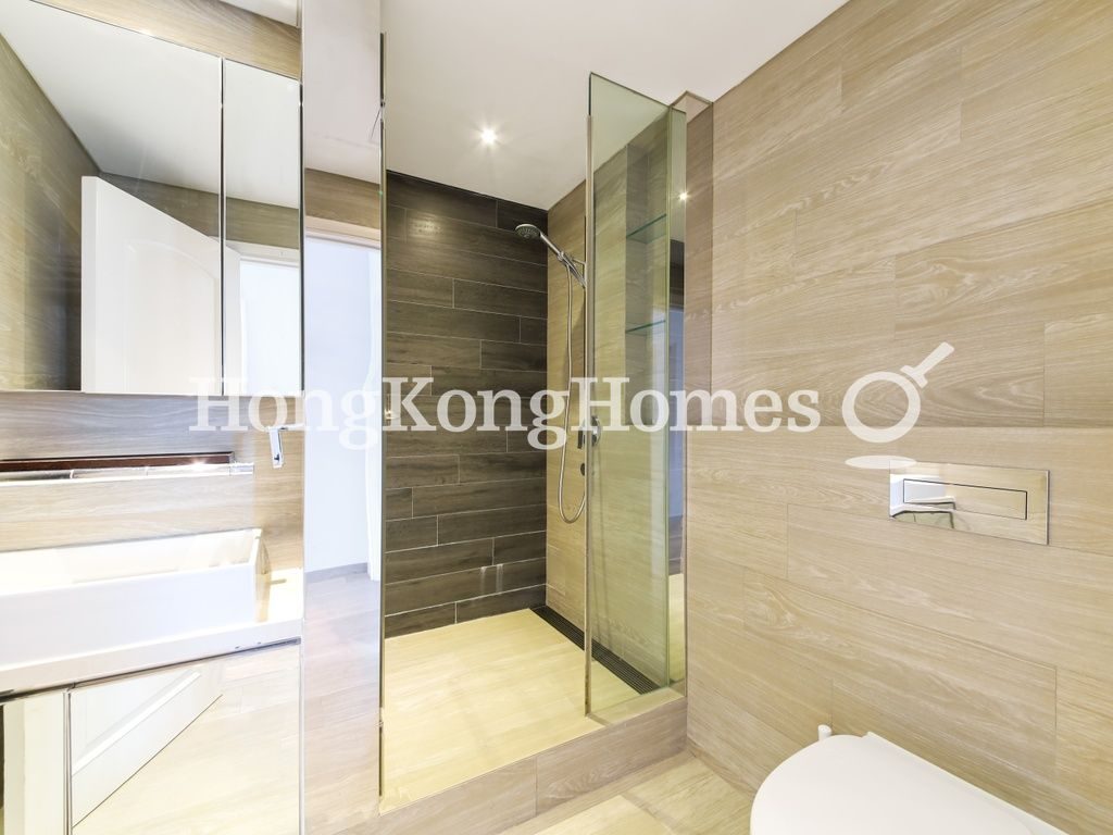 Guest Bathroom — Guildford Court，山頂
