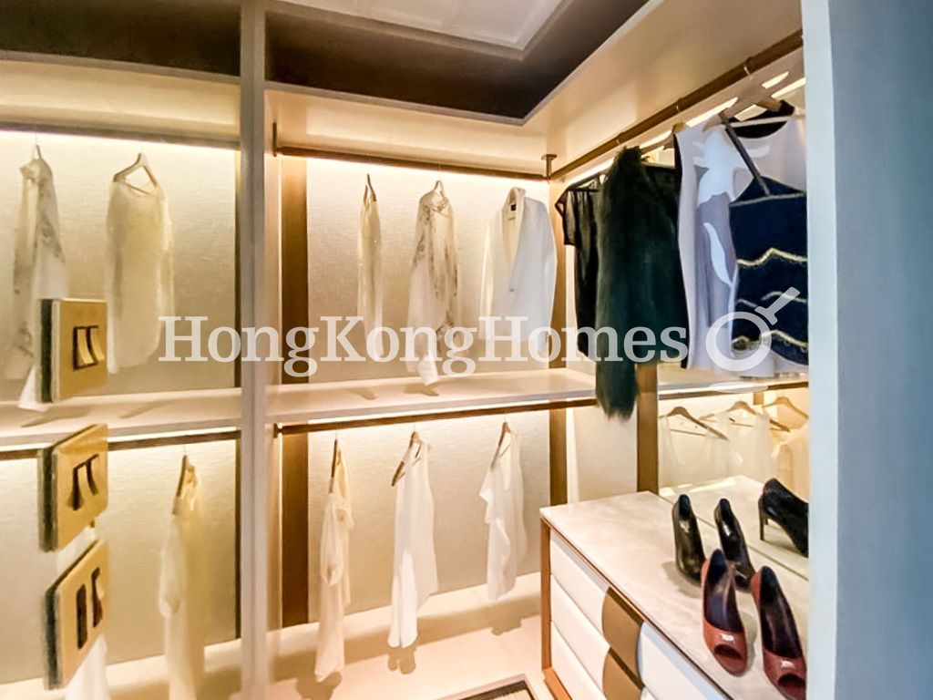 Walk-in Closet in Master Bedroom — Cluny Park，西半山