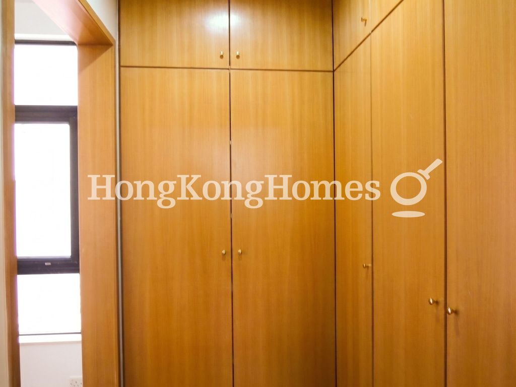 Walk-in Closet in Master Bedroom — 利安閣，東半山