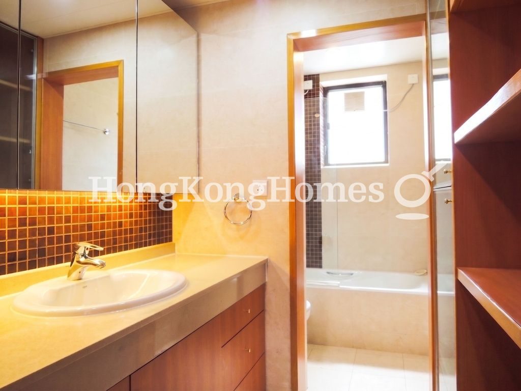 Master Bathroom — 利安閣，東半山