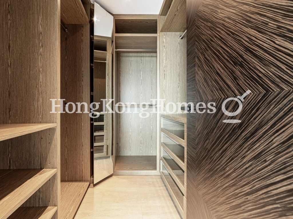 Walk-in Closet in Master Bedroom — 淺水灣道 3 號，淺水灣