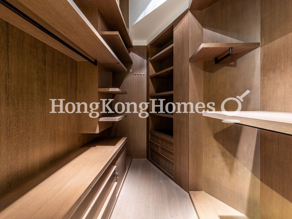 Walk-in Closet in Master Bedroom — 珒然，西半山