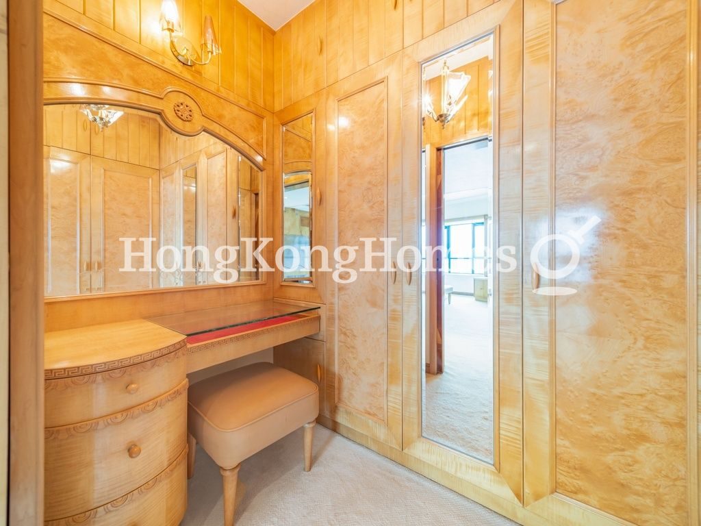 Dressing Room in Master Bedroom — Dynasty Court - Block 01, Mid-levels Central