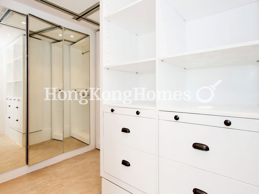 Walk-in Closet in Master Bedroom — Kenne Mansion，中半山