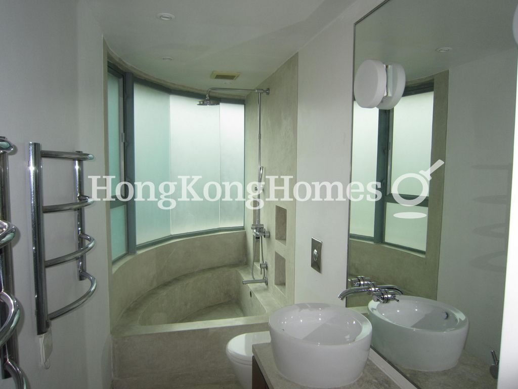 Second Ensuite Bathroom — 君爵堡，清水灣