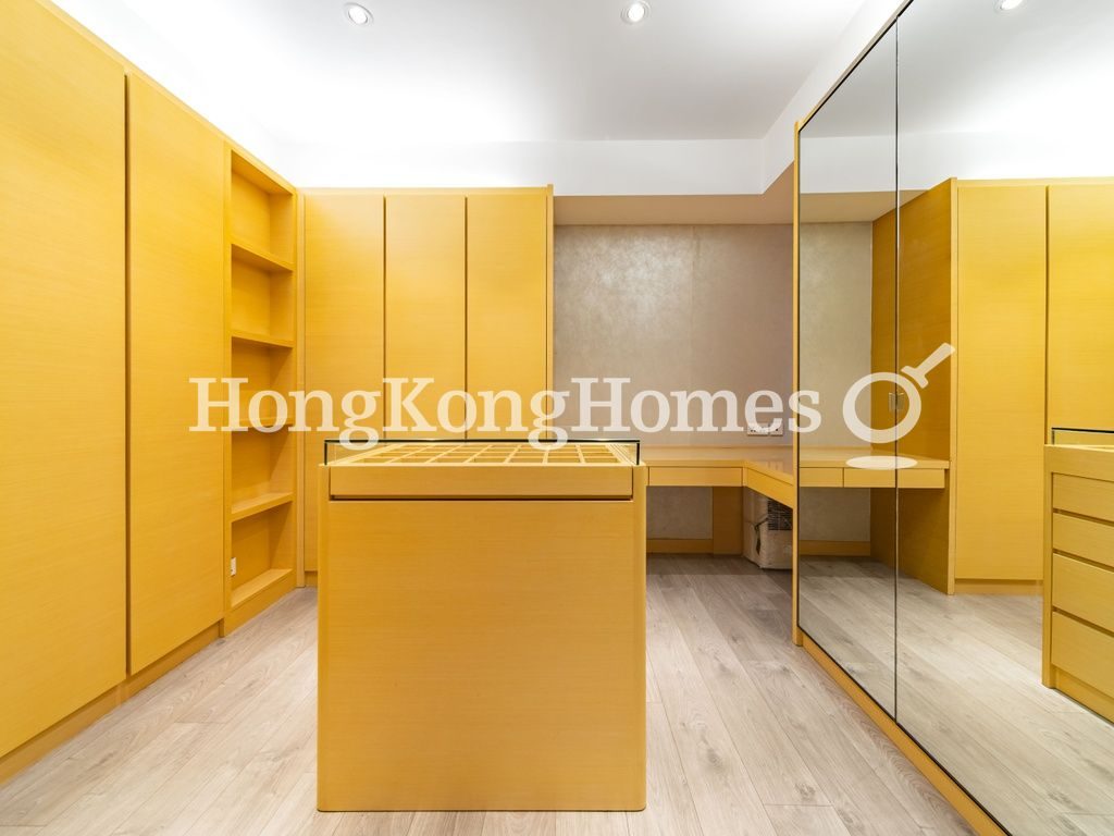 Walk-in Closet in Master Bedroom — 嘉富麗苑 - 第01座，中半山