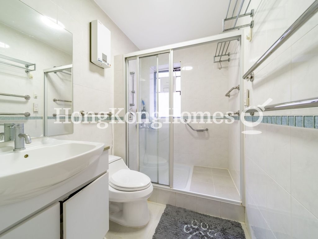 Guest Bathroom — 堅麗閣，中半山