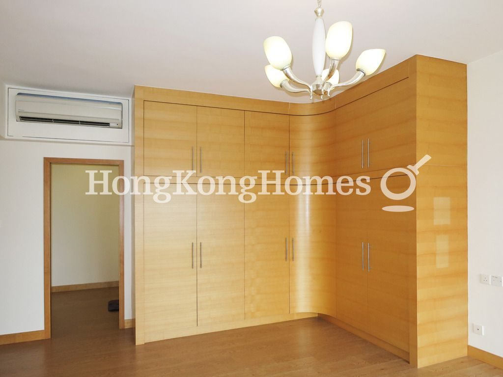 Built-in Wardrobe in Master Bedroom — 嘉富麗苑 - 第01座，中半山