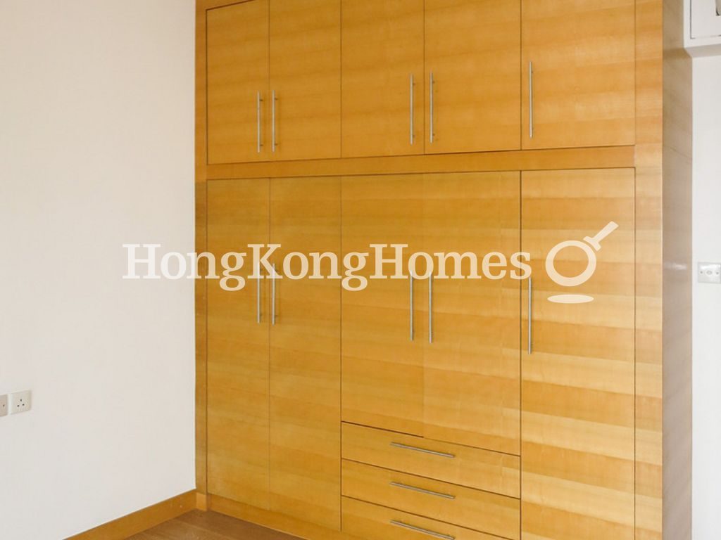Built-in Wardrobe in Third Bedroom — 嘉富麗苑 - 第01座，中半山