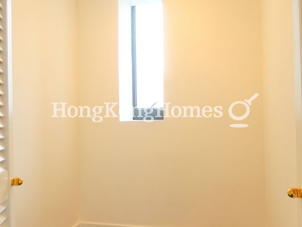 Walk-in Closet in Master Bedroom — 世紀大廈 2座，中半山