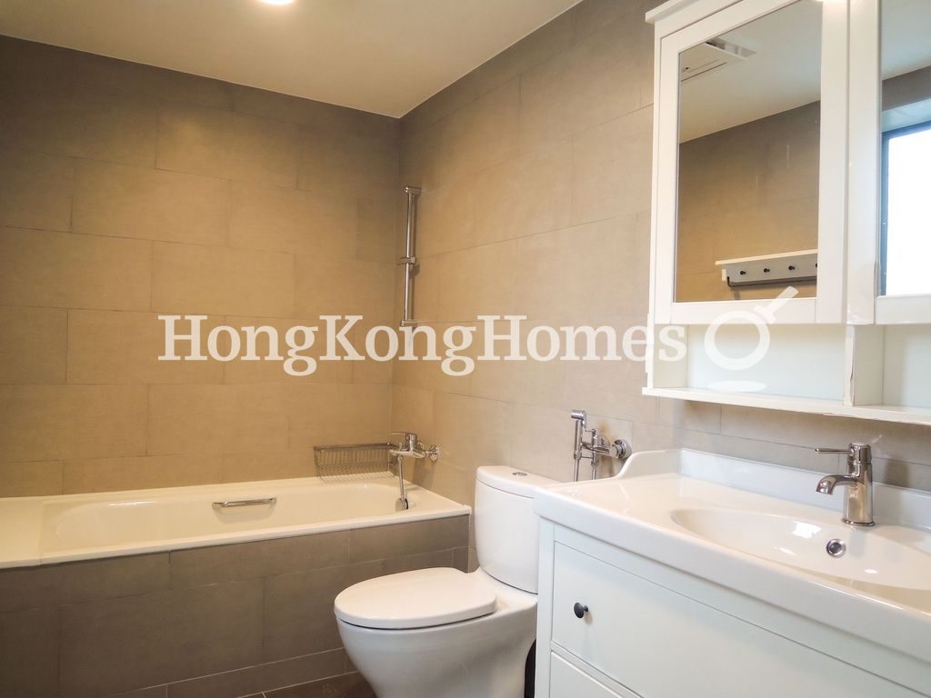 Second Ensuite Bathroom — 世紀大廈 2座，中半山