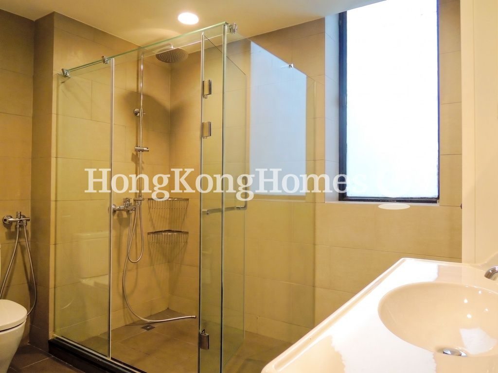 Third Ensuite Bathroom — 世紀大廈 2座，中半山