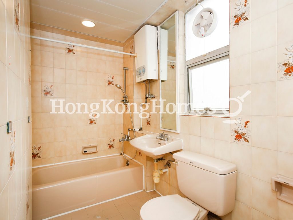 Guest Bathroom — 美華閣，跑馬地