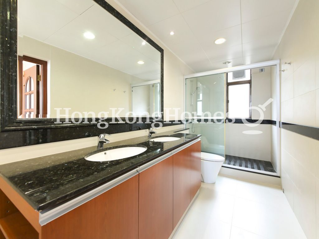Master Bathroom — 重德大廈，中半山