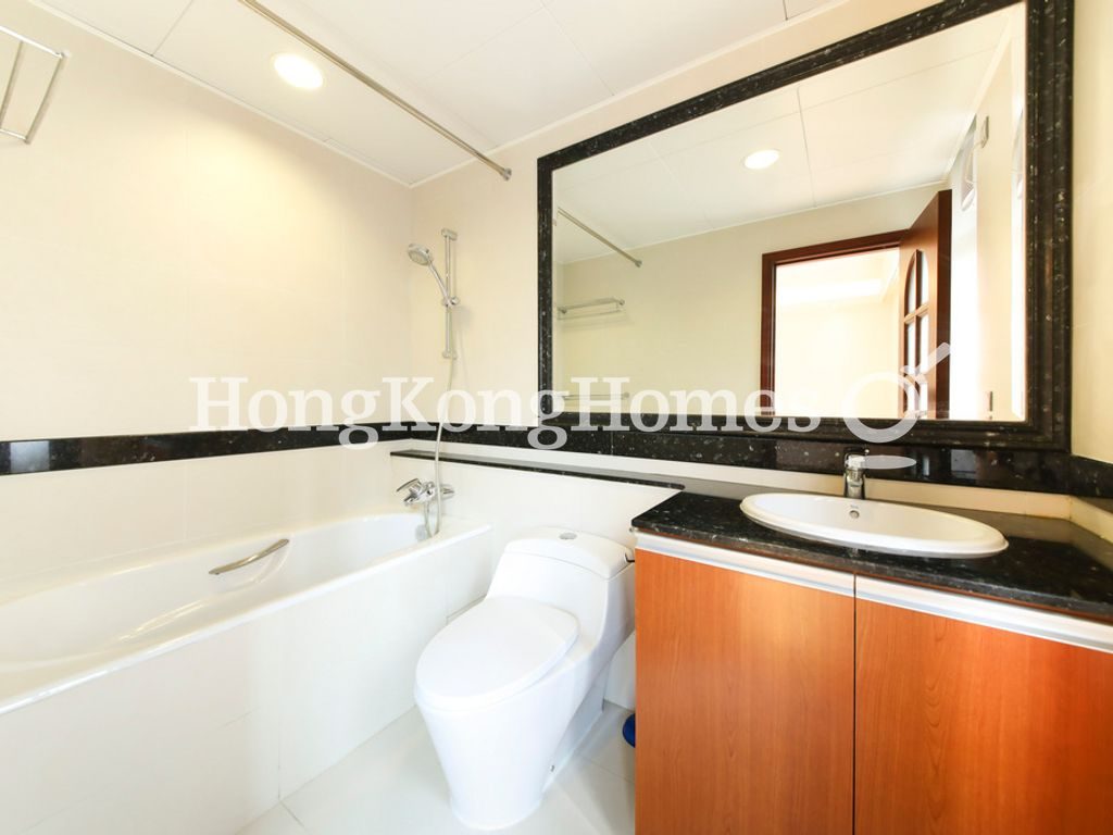 Second Ensuite Bathroom — 重德大廈，中半山