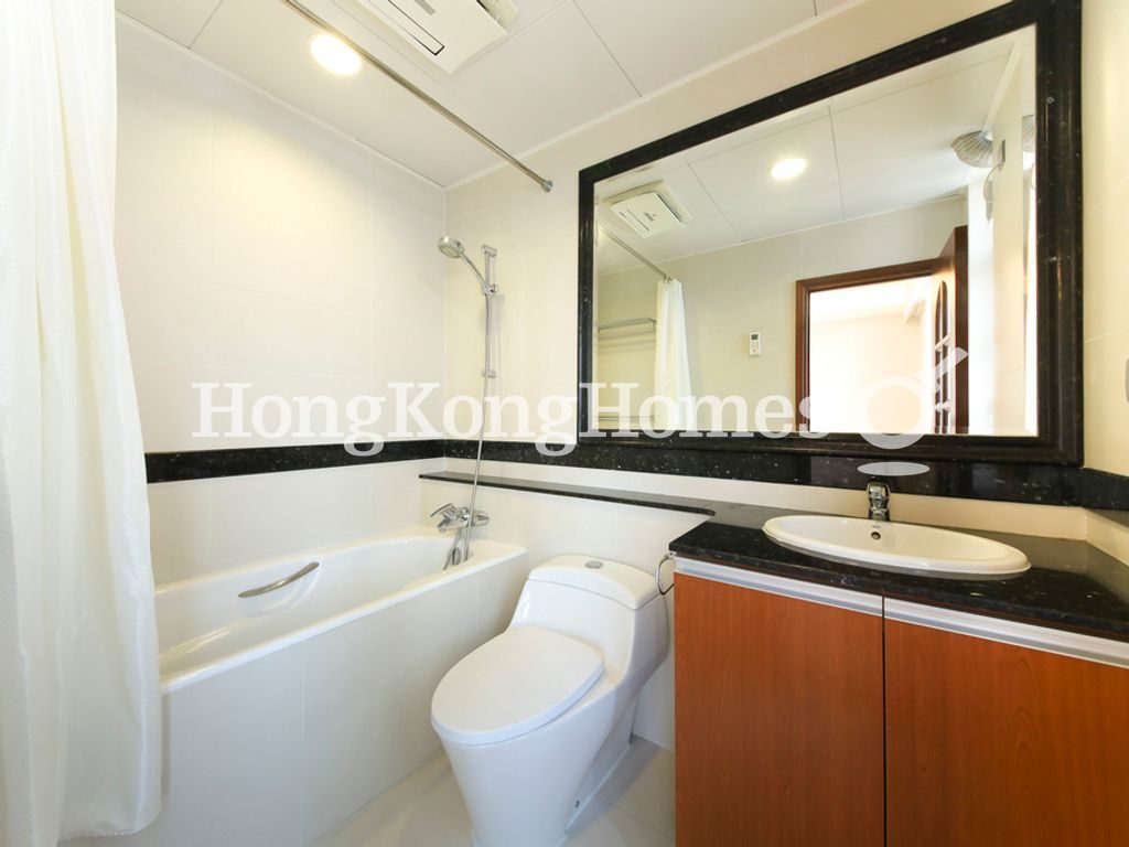 Third Ensuite Bathroom — 重德大廈，中半山