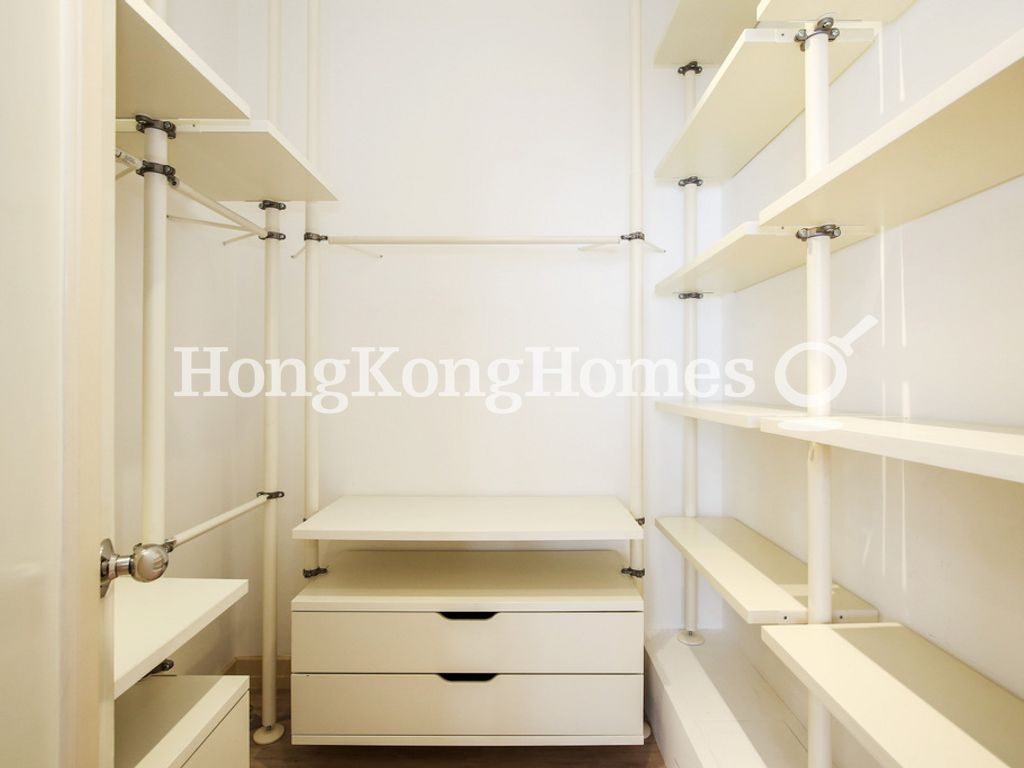 Walk-in Closet in Master Bedroom — La Hacienda - A座，山頂