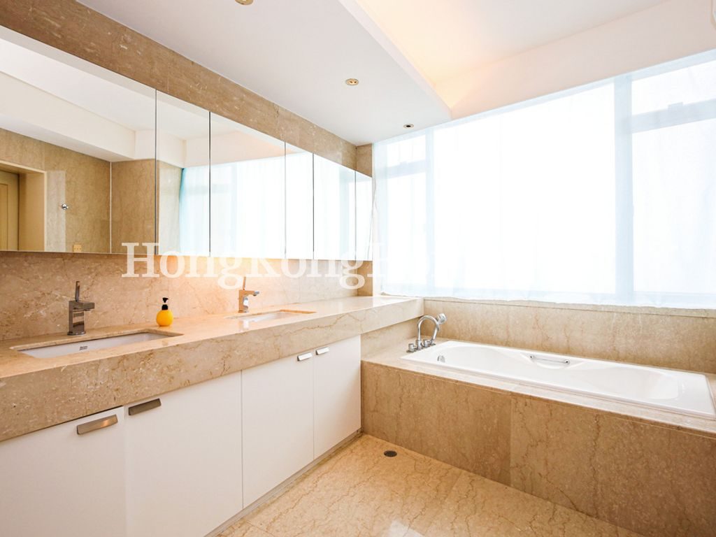 Master Bathroom — La Hacienda - A座，山頂