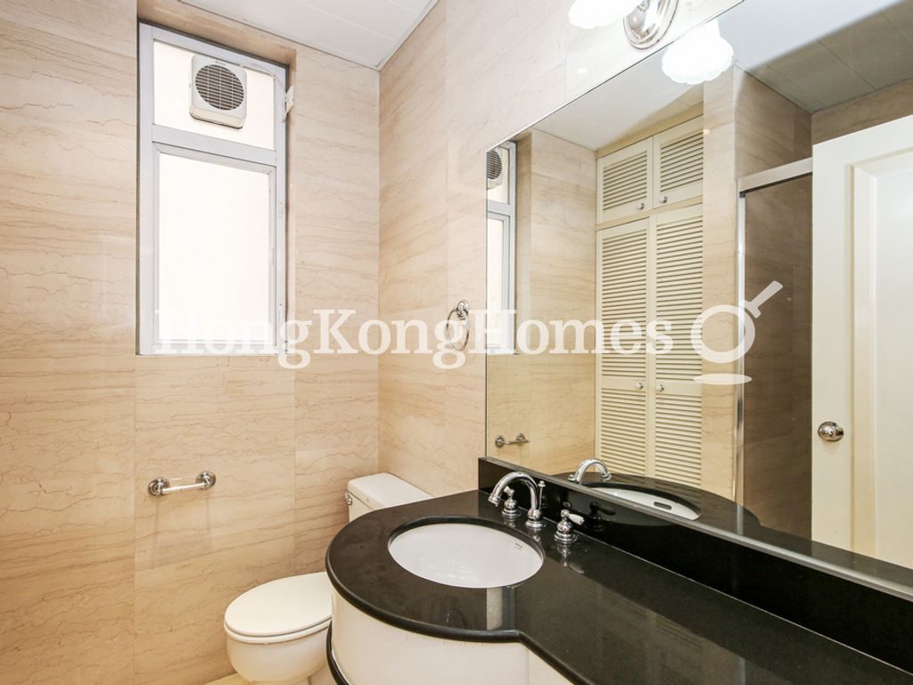 Second Ensuite Bathroom — La Hacienda - A座，山頂