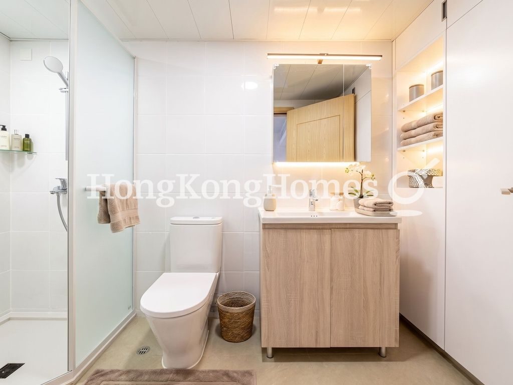 Third Ensuite Bathroom — Garden Terrace 2, Mid-levels Central