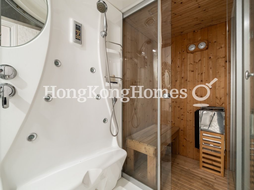 Second Ensuite Bathroom with Sauna — 紅山半島 棕櫚徑，大潭