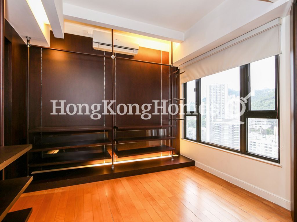 Walk-in Closet in Master Bedroom — 帝景閣，中半山