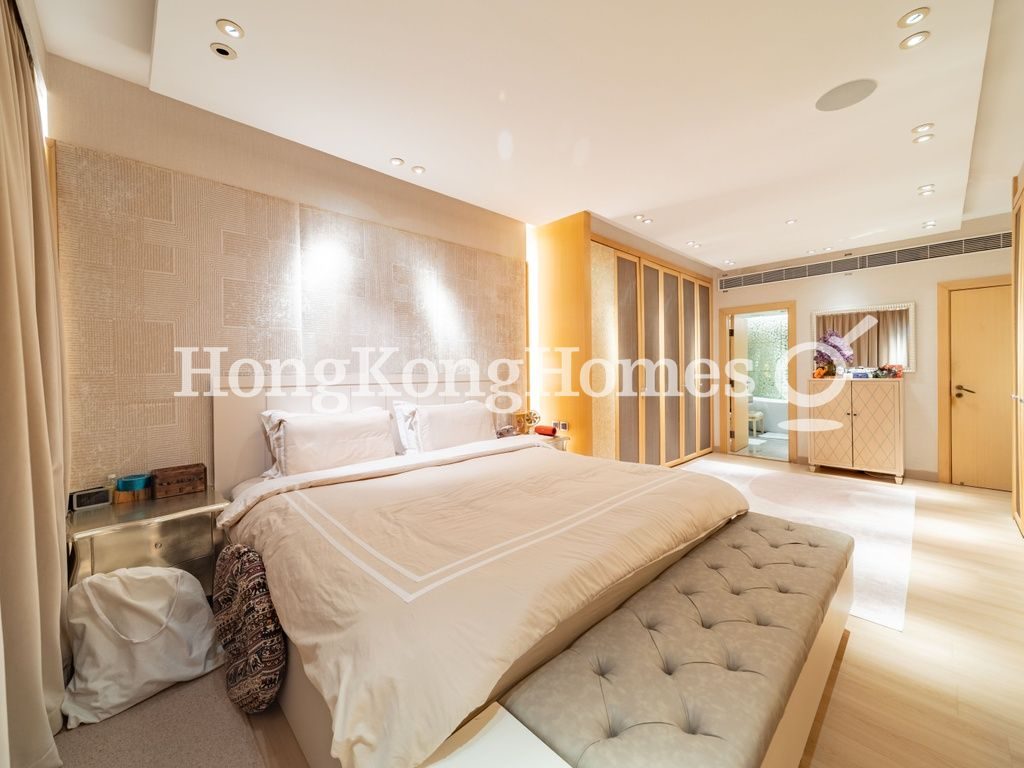 Built-in Wardrobe in Master Bedroom — Guildford Court, The Peak
