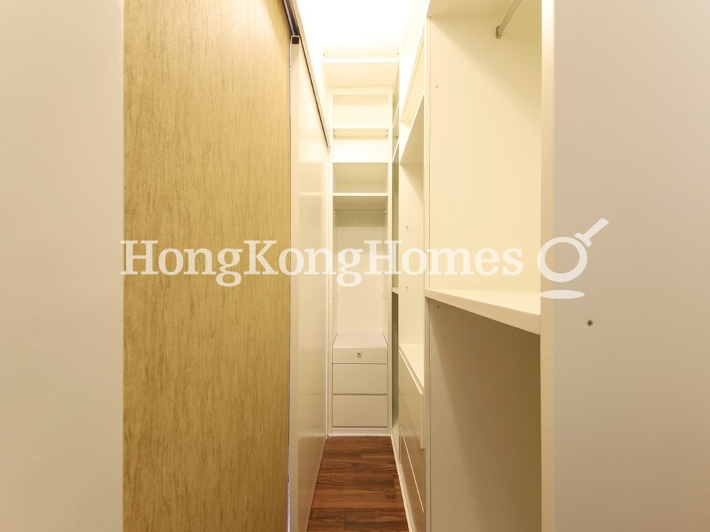 Walk-in Closet in Master Bedroom — 地利根德閣 3座，中半山