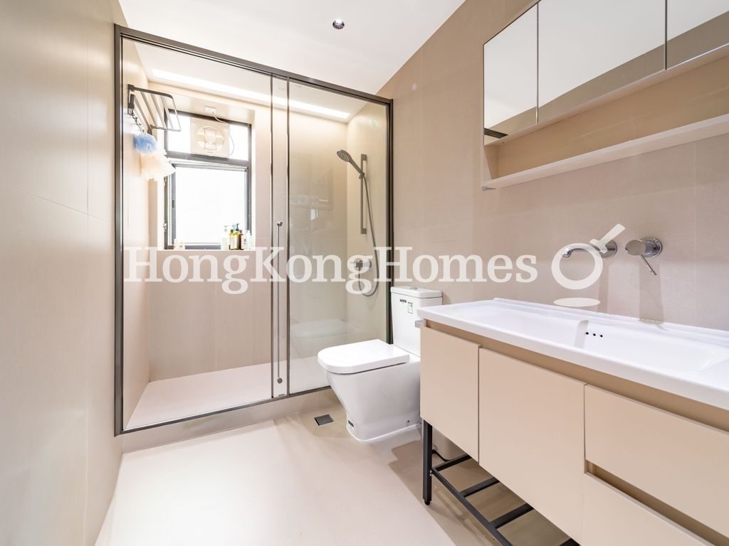 Guest Bathroom — 梅道1號，中半山