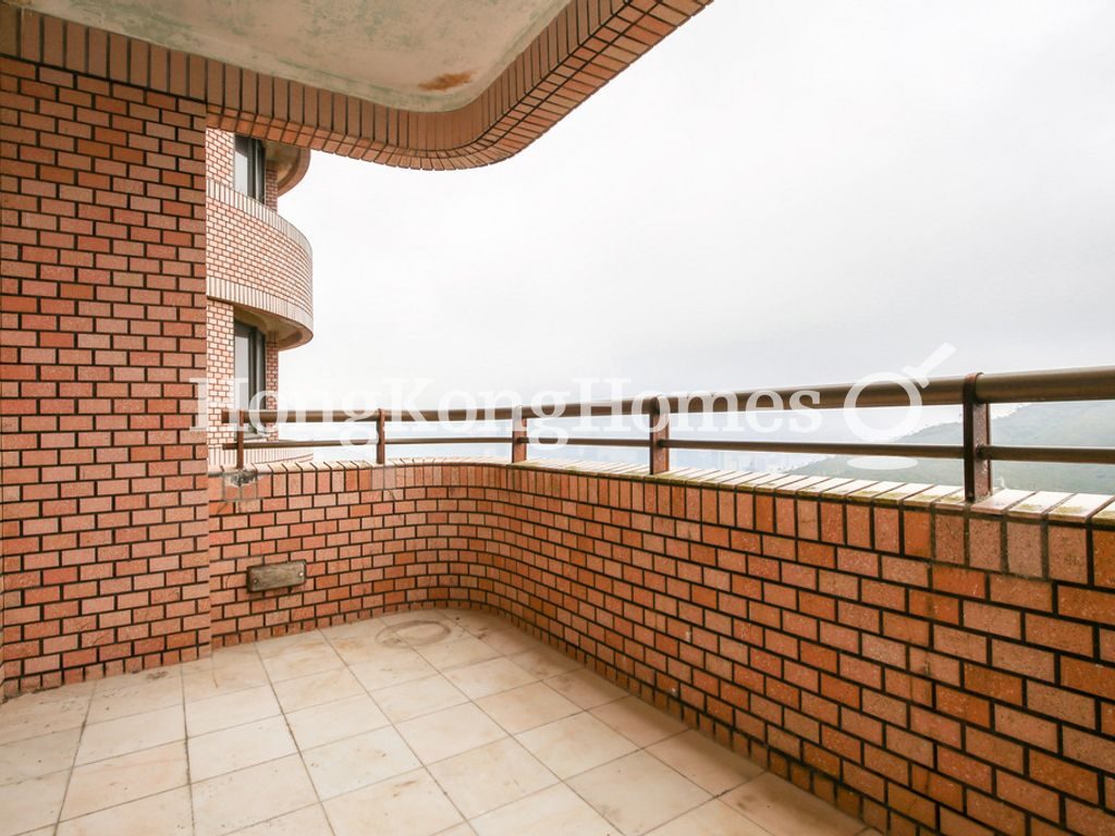 Balcony off Living Room & Dining Room — 陽明山莊 17座 眺景台，淺水灣