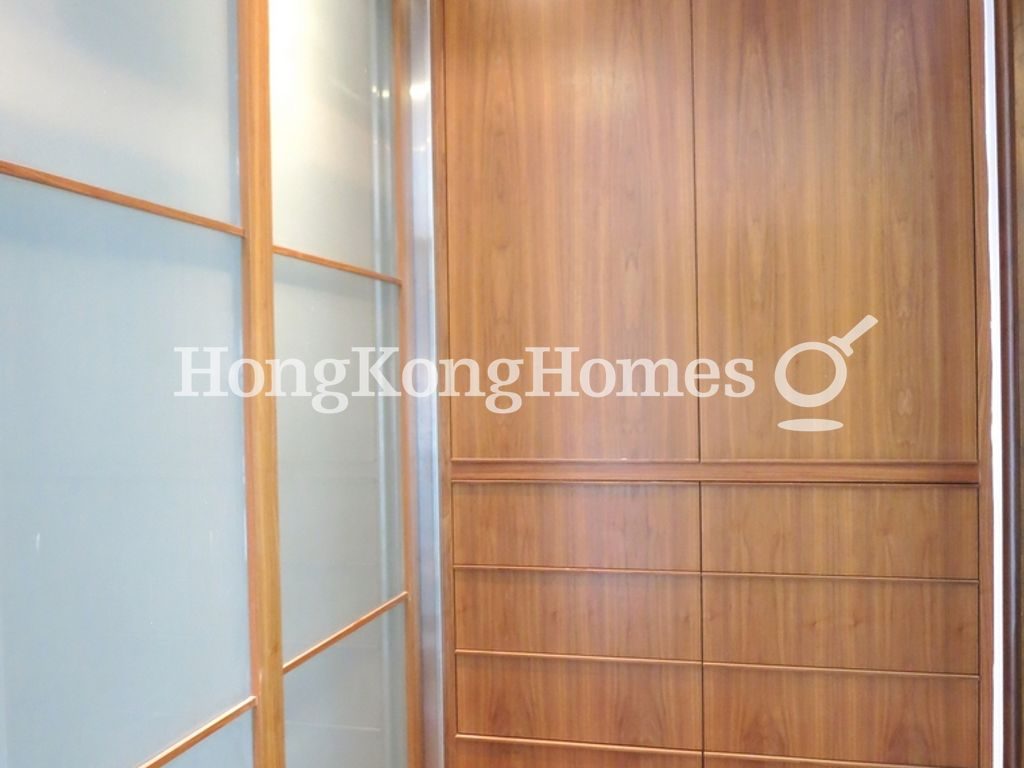 Walk-in Closet in Master Bedroom — 117 淺水灣道，淺水灣