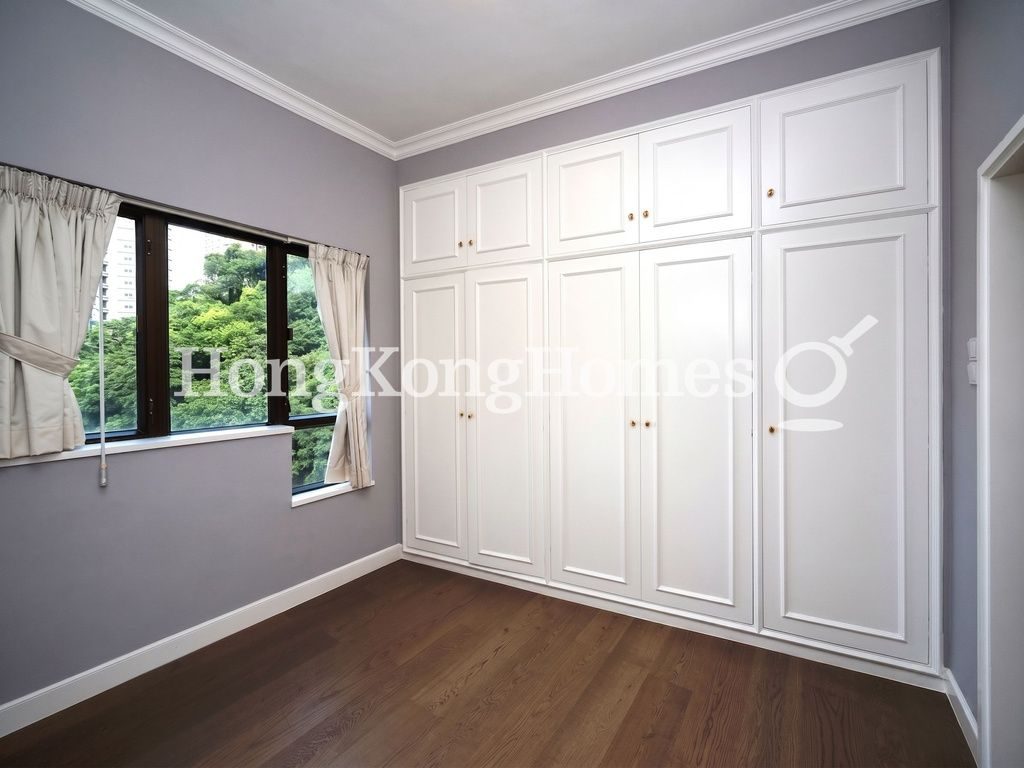 Built-in Wardrobe in Master Bedroom — 嘉慧園，中半山