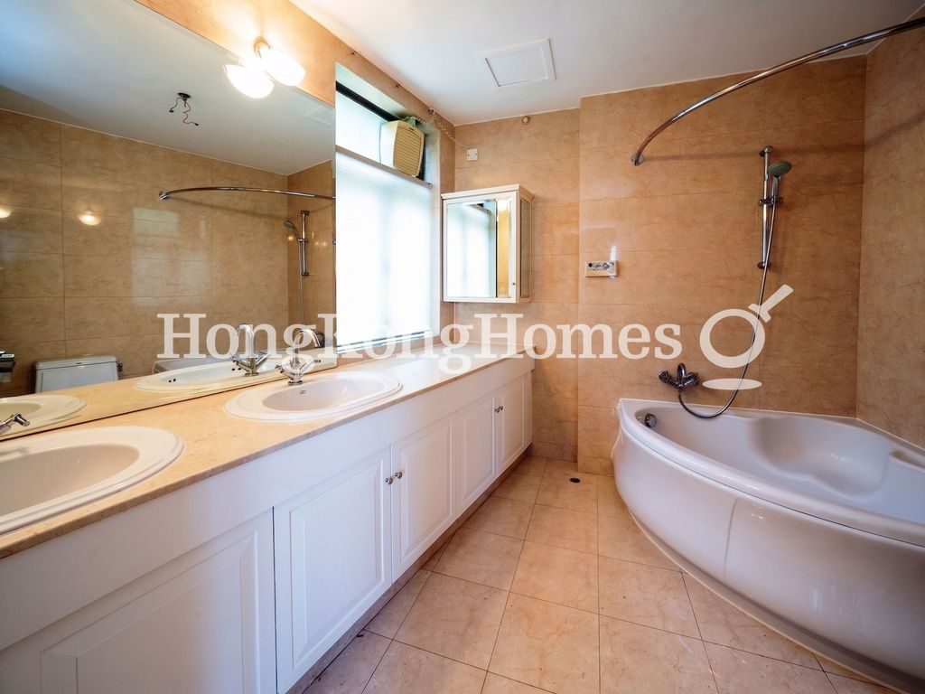 Master Bathroom — 嘉慧園，中半山