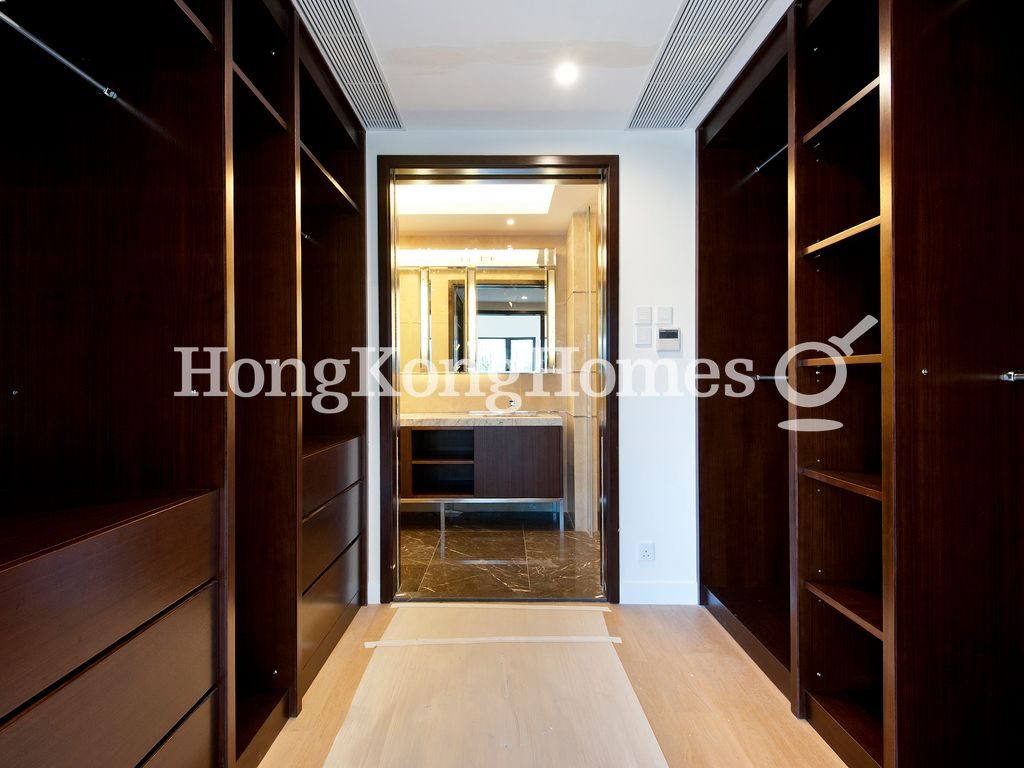 Walk-in Closet in Master Bedroom — 紅梅閣，山頂