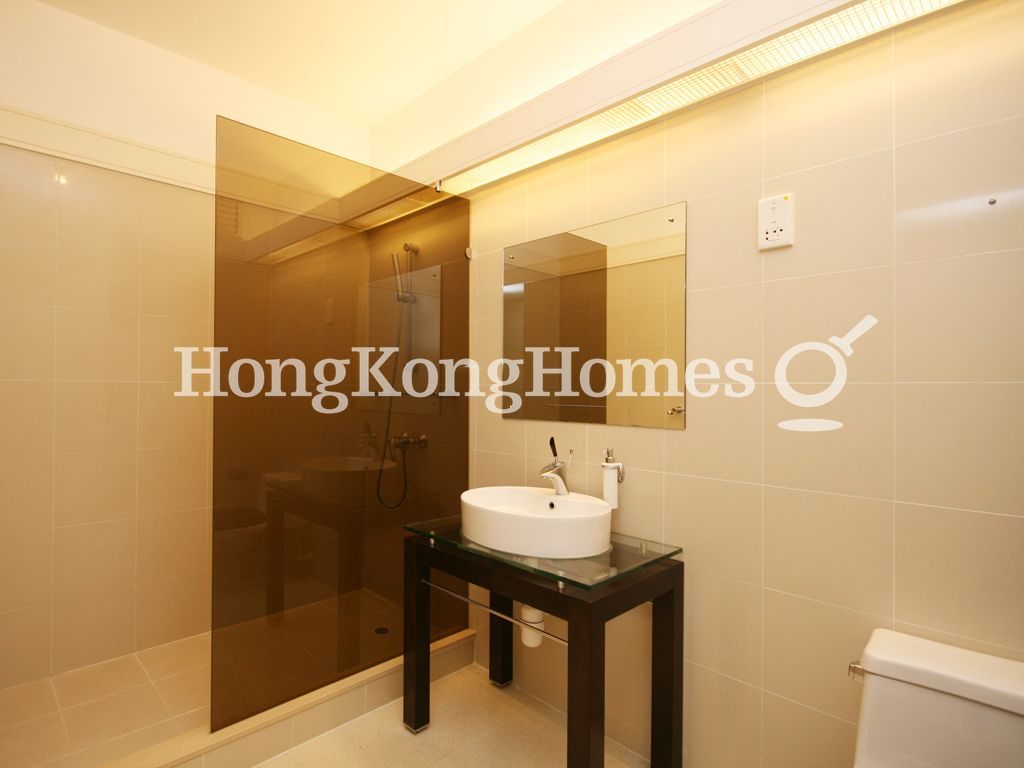 Third Ensuite Bathroom — 紅梅閣，山頂
