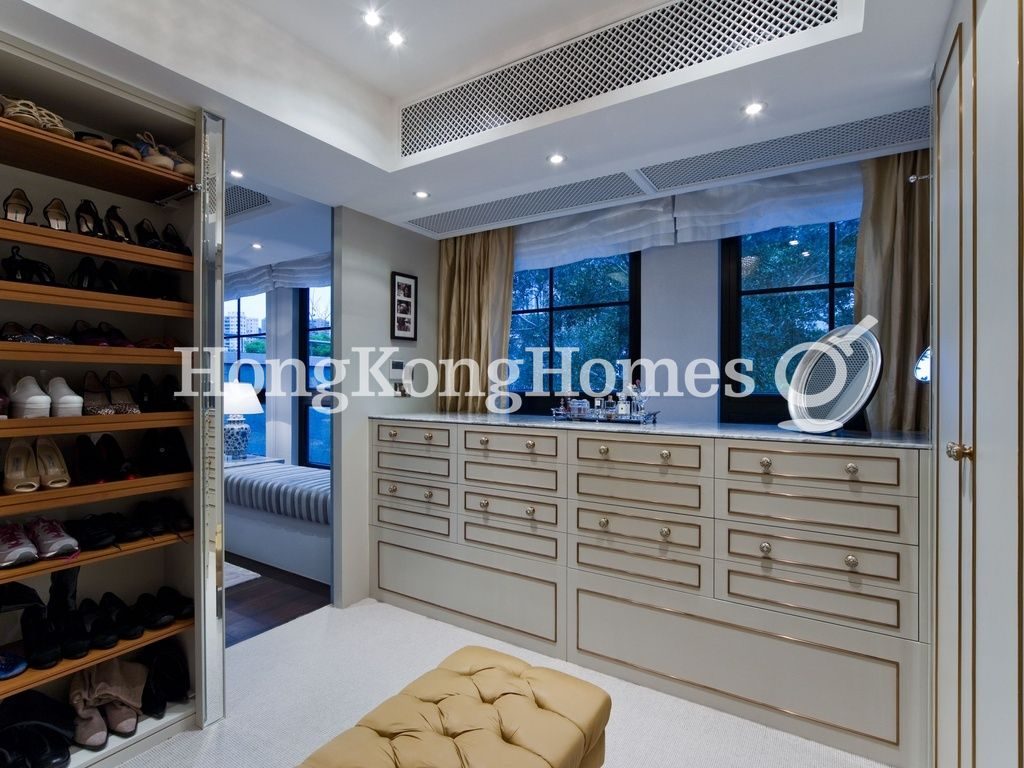 Walk-in Closet in Master Bedroom — 金栗街17號，薄扶林