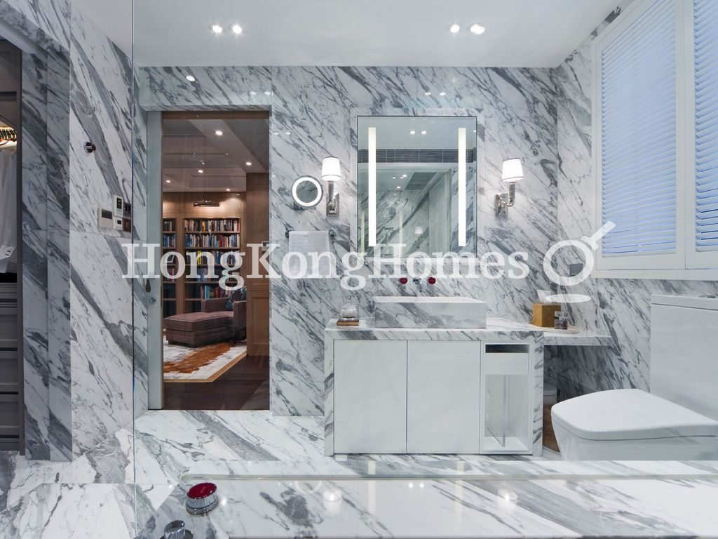 Master Bathroom & Walk-in Closet — 金栗街17號，薄扶林