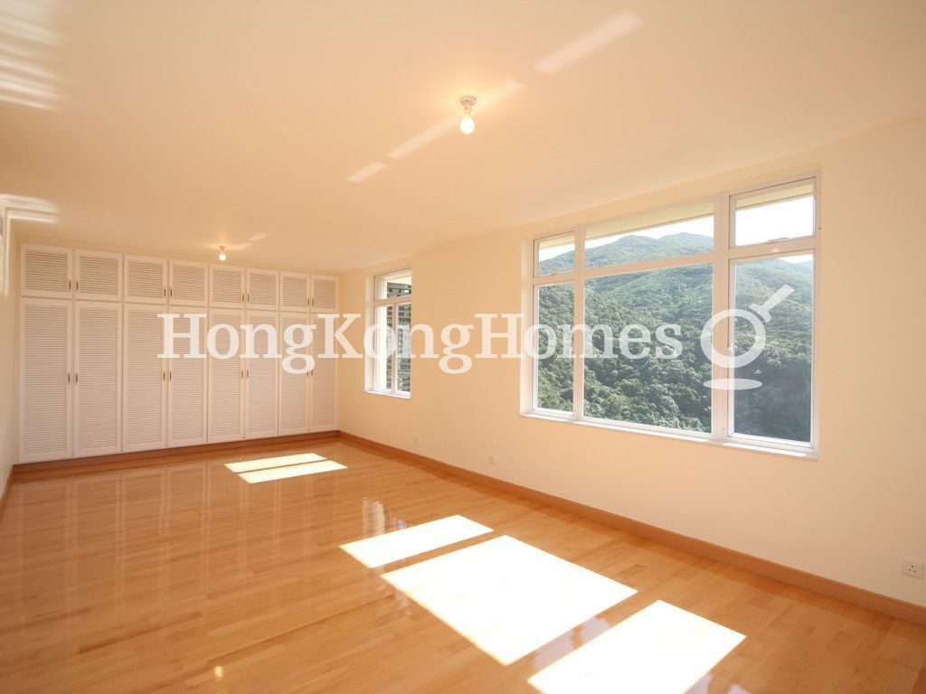 Built-in Wardrobe in Master Bedroom — 詩禮花園，淺水灣