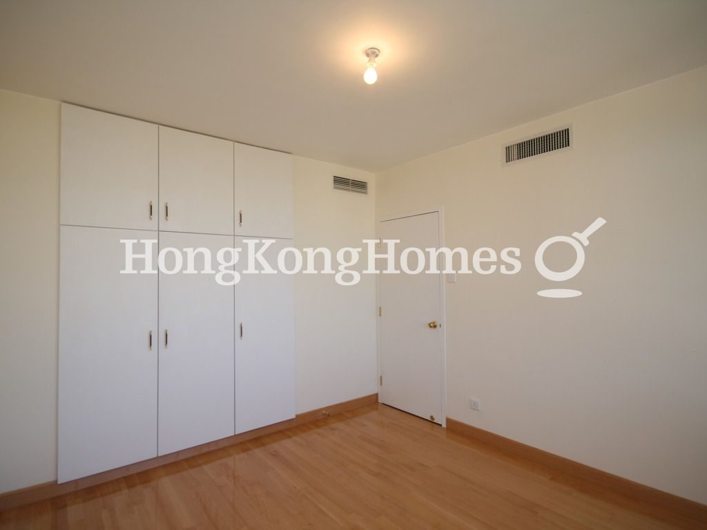 Built-in Wardrobe in Second Bedroom — 詩禮花園，淺水灣