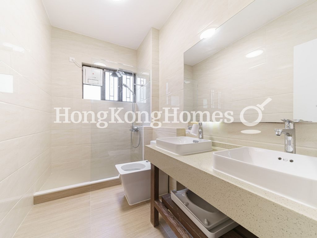 Guest Bathroom — 松柏花園6座，壽臣山