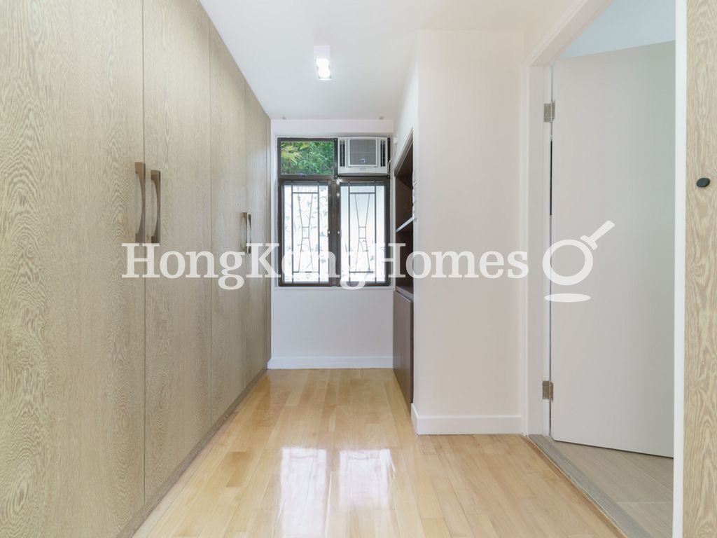 Walk-in Closet in Master Bedroom — 松柏花園6座，壽臣山
