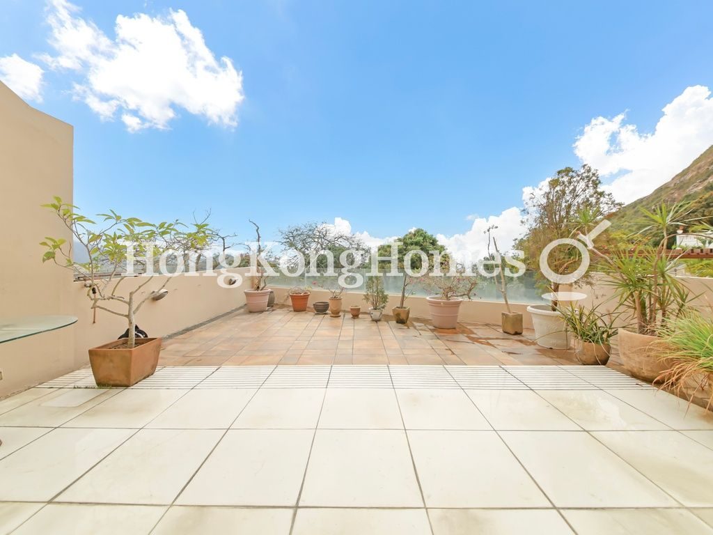Private Terrace off Living Room — 文麗雙築，深水灣