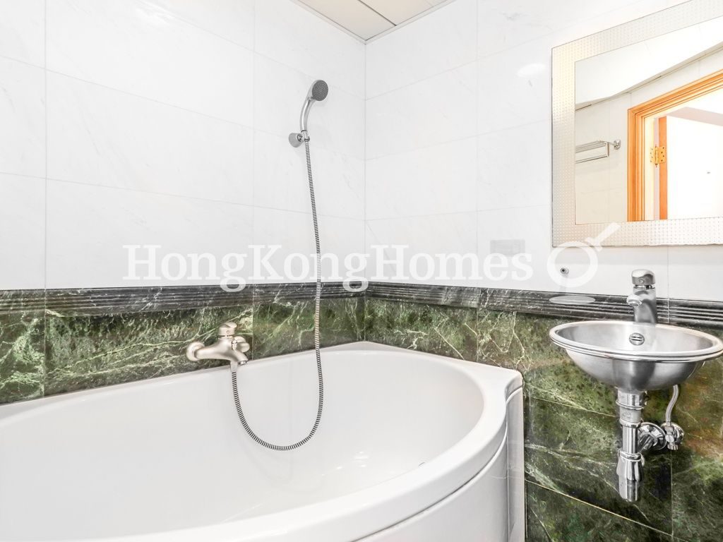 Guest Bathroom — 世紀大廈 1座，中半山