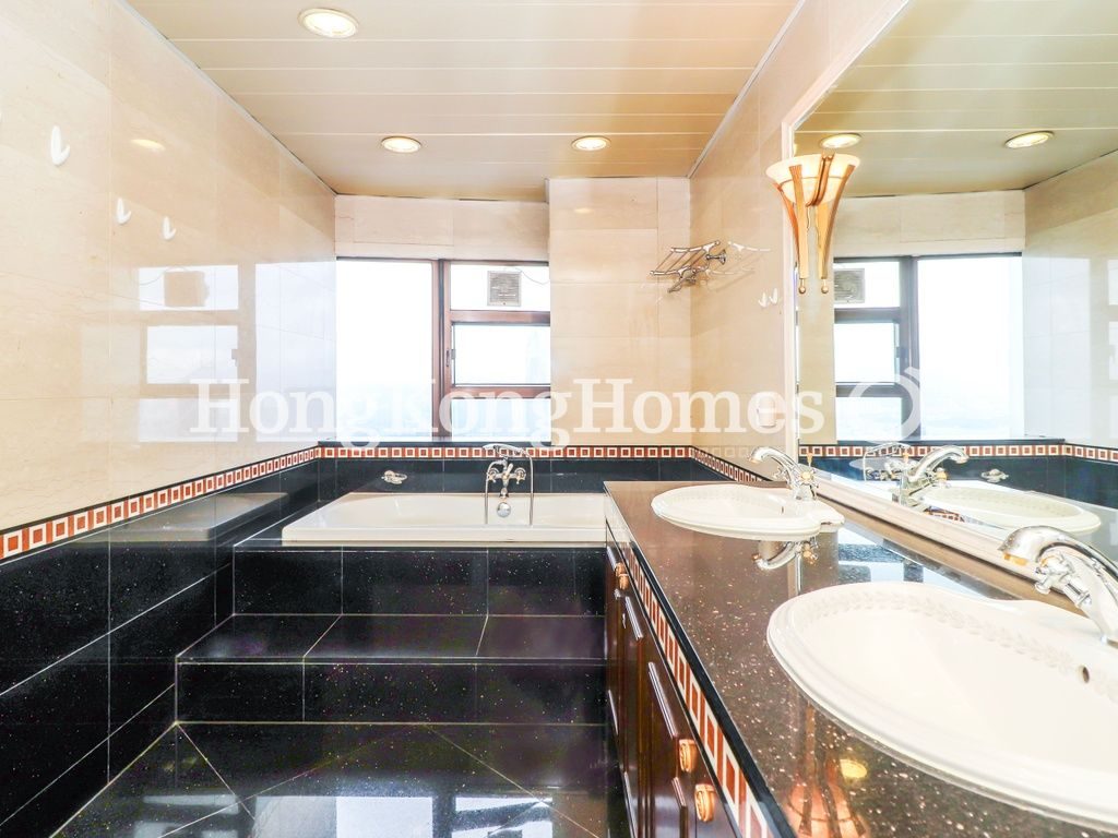 Master Bathroom — 世紀大廈 1座，中半山