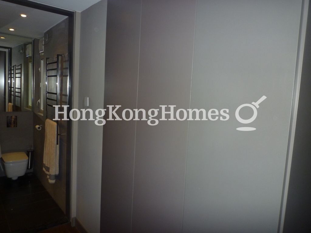 Built-in Wardrobe in Master Bedroom — 東南大廈，西營盤