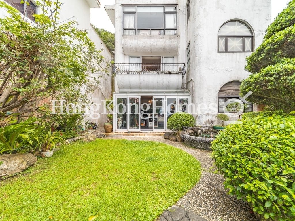 Private Garden — Black's Link Villa, The Peak