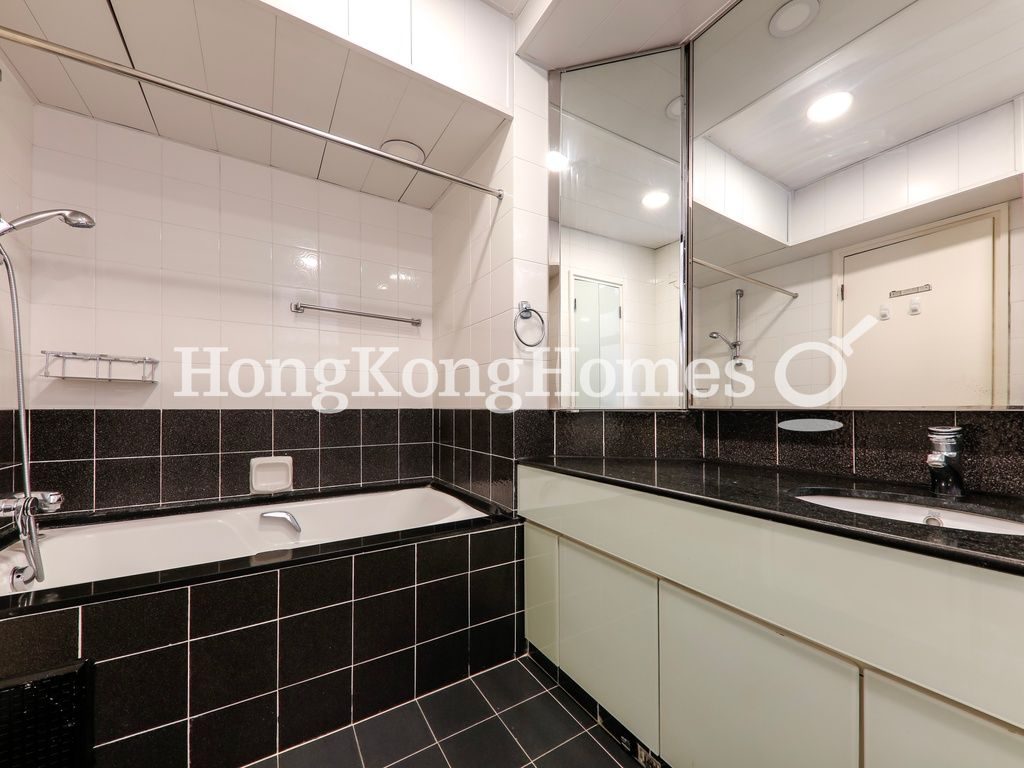 Guest Bathroom — Abergeldie，山頂